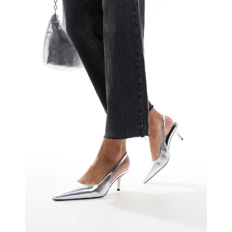 ASOS DESIGN Shake Silberfarbene Schuhe mit Kitten Heels und Fersenriemen