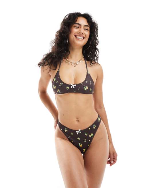 ASOS DESIGN - Shannon - Top bikini marrone con scollo ampio con fiocco bianco e bordi a festoncino, 4 di 4