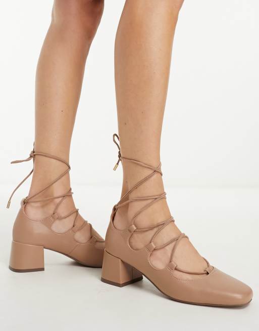 ASOS DESIGN – Shay – Ghillie-Absatzschuhe in Beige mit Beinschnürung und Blockabsatz 
