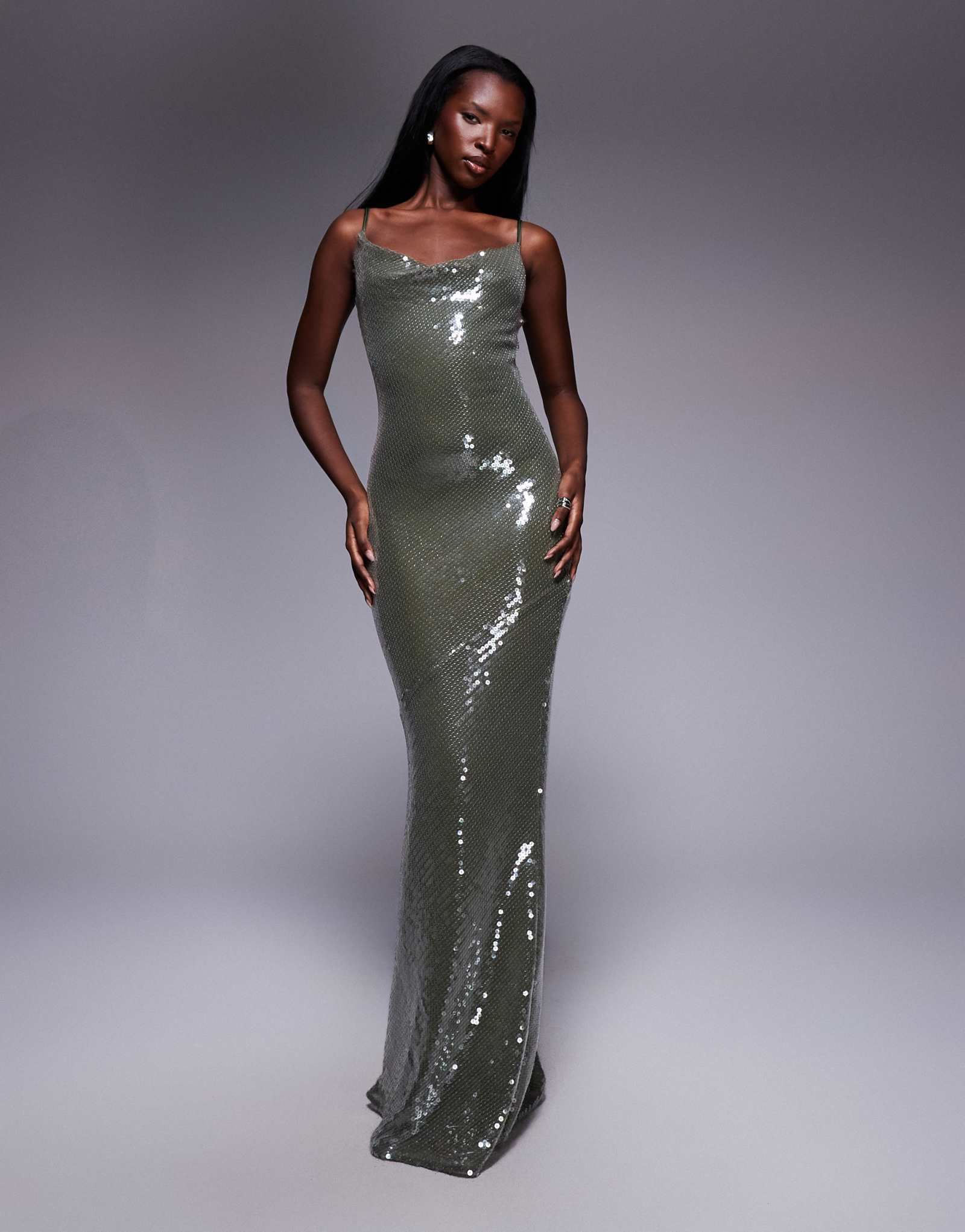 ДИЗАЙНЕРСКОЕ прозрачное макси-платье с круглым вырезом и блестками ASOS DESIGN цвета хаки на бретельках сзади