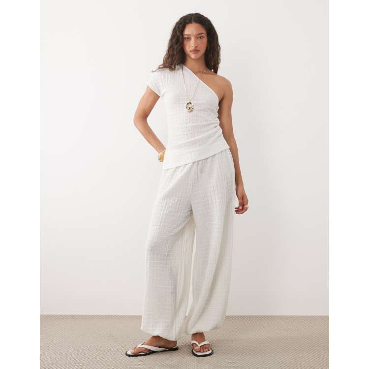 210927970-1-white?$n_750w$&wid