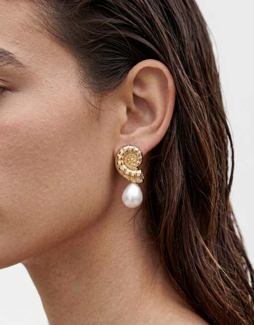 ASOS DESIGN shell stud earrings with faux-pearl pedant in gold tone, 2 of 5