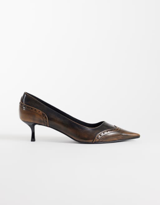 ASOS DESIGN Shirley Schuhe mit Budapester-Details und Kitten-Heel in Braun mit Used-Effekt, 3 von 4