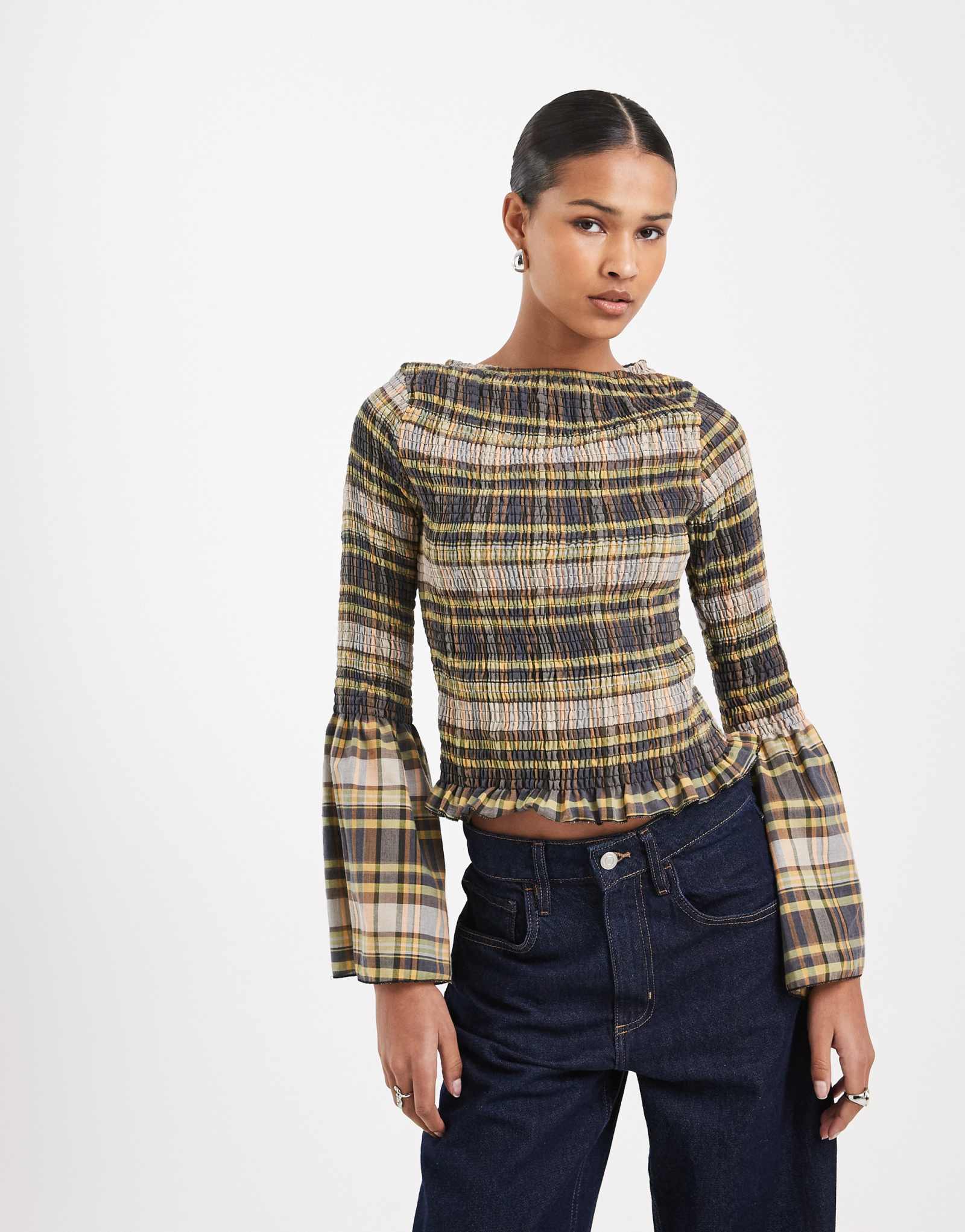 Топ с гофрированным рукавом-ангелочком от ASOS DESIGN в клетку на темной основе