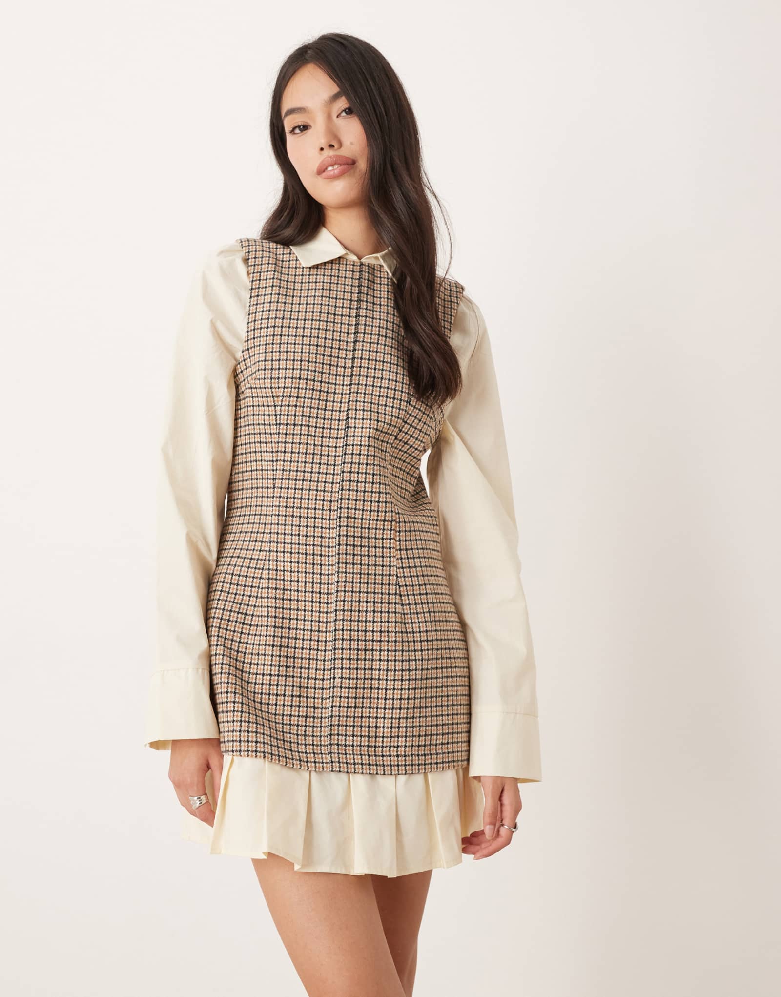 Платье-рубашка мини ASOS DESIGN с баской по низу, светло-коричневая в клетку