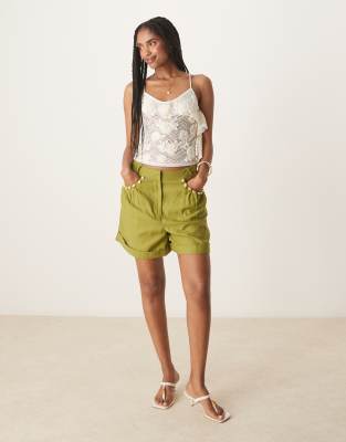 Short ajusté coupe évasée en aspect lin avec perles fantaisie - Olive-Vert 38