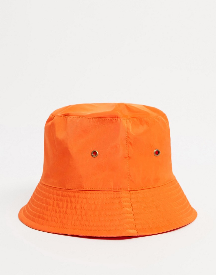 Short brim bucket hat in tech fabric in orange