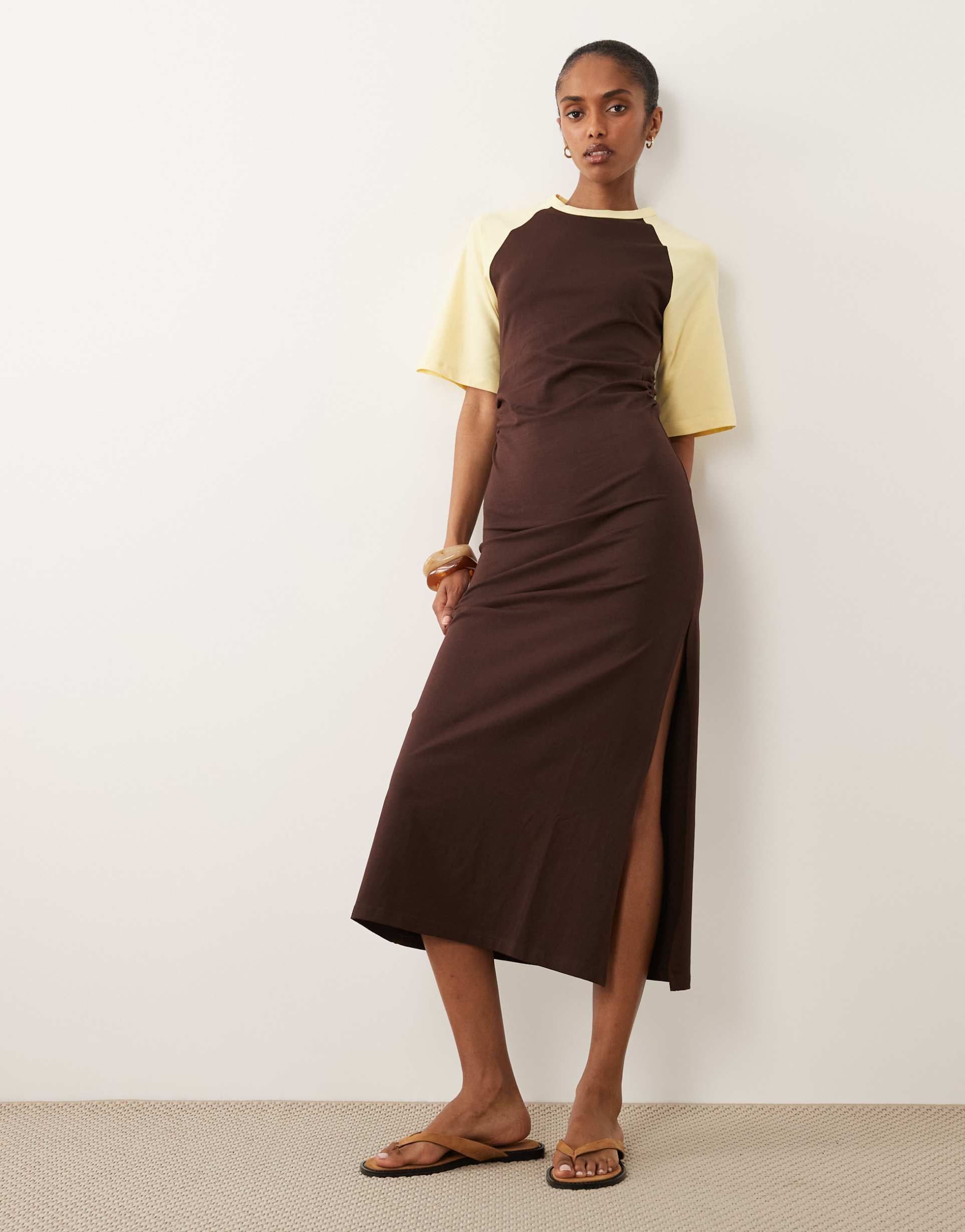 asos design short contrast sleeve gathered waist maxi dress in chocolate and buttermilk