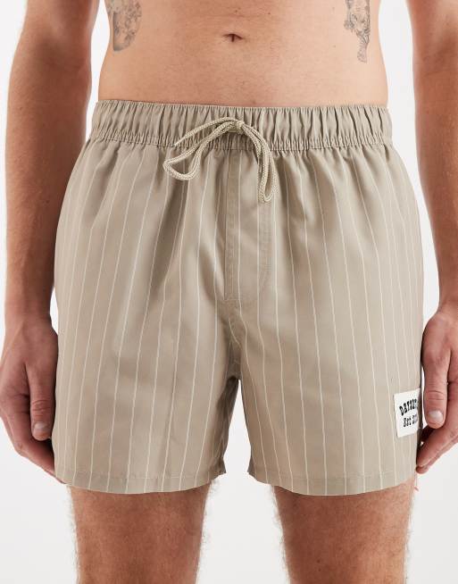 ASOS DESIGN - Short de bain court à rayures avec écusson - Beige, 4 de 5