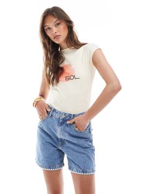 ASOS DESIGN - Short en jean coupe dad avec bordures à motif fleuri style tapisserie - Blanc-Bleu