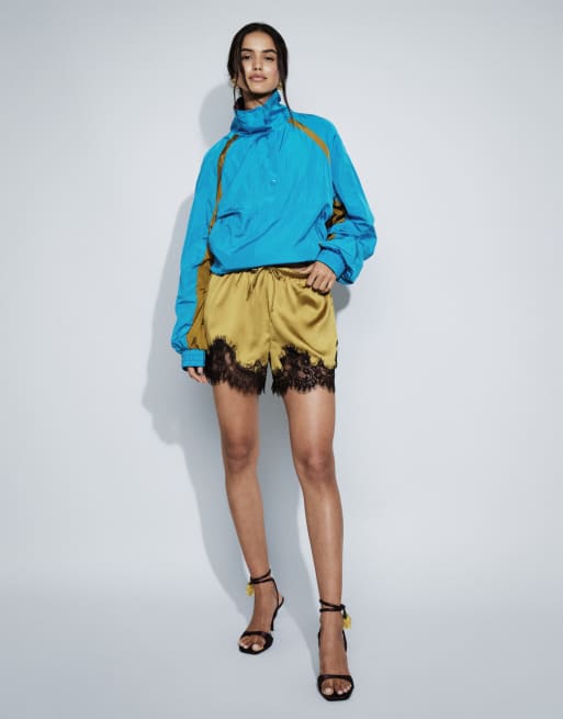 ASOS DESIGN - Short en satin bordé de dentelle avec cordon de serrage à la taille - Ocre
