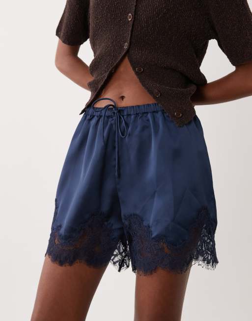 ASOS DESIGN - Short en tissu satiné bordé de dentelle avec cordon de serrage à la taille - Bleu marine
