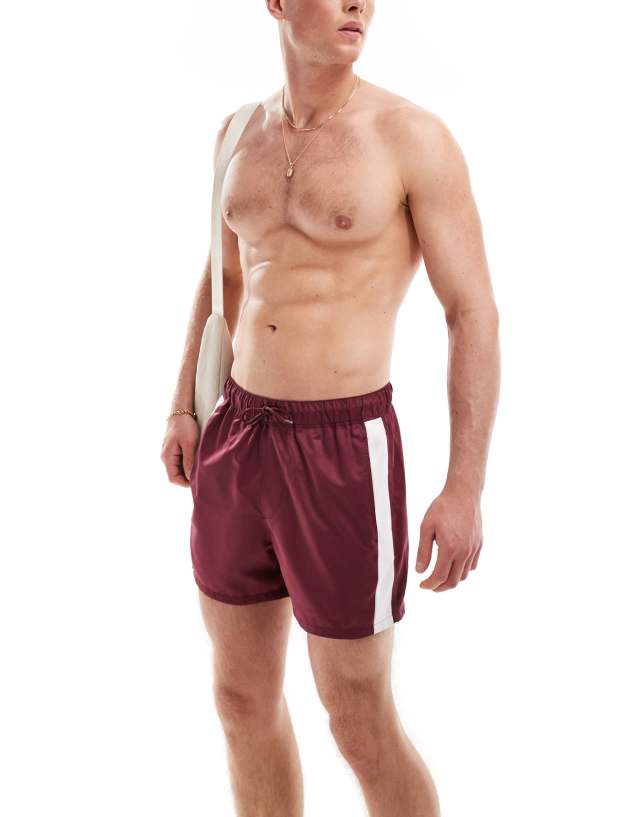 ASOS DESIGN - short length swim shorts with contrast side panels in burgundy