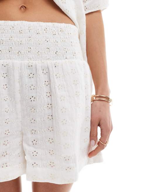 ASOS DESIGN - Short met broderie en gesmokte taille in crème, deel van co-ord set, 3 van 5