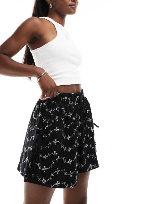 ASOS DESIGN - Short met broderie en zakken met strik in zwart/wit