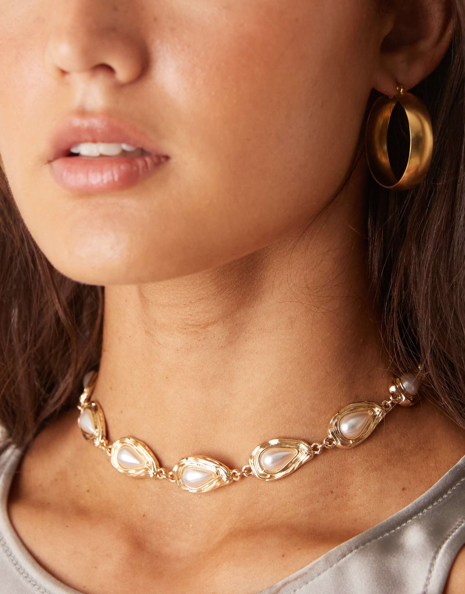 Короткое колье ASOS DESIGN с искусственным жемчугом в золотистой оправе