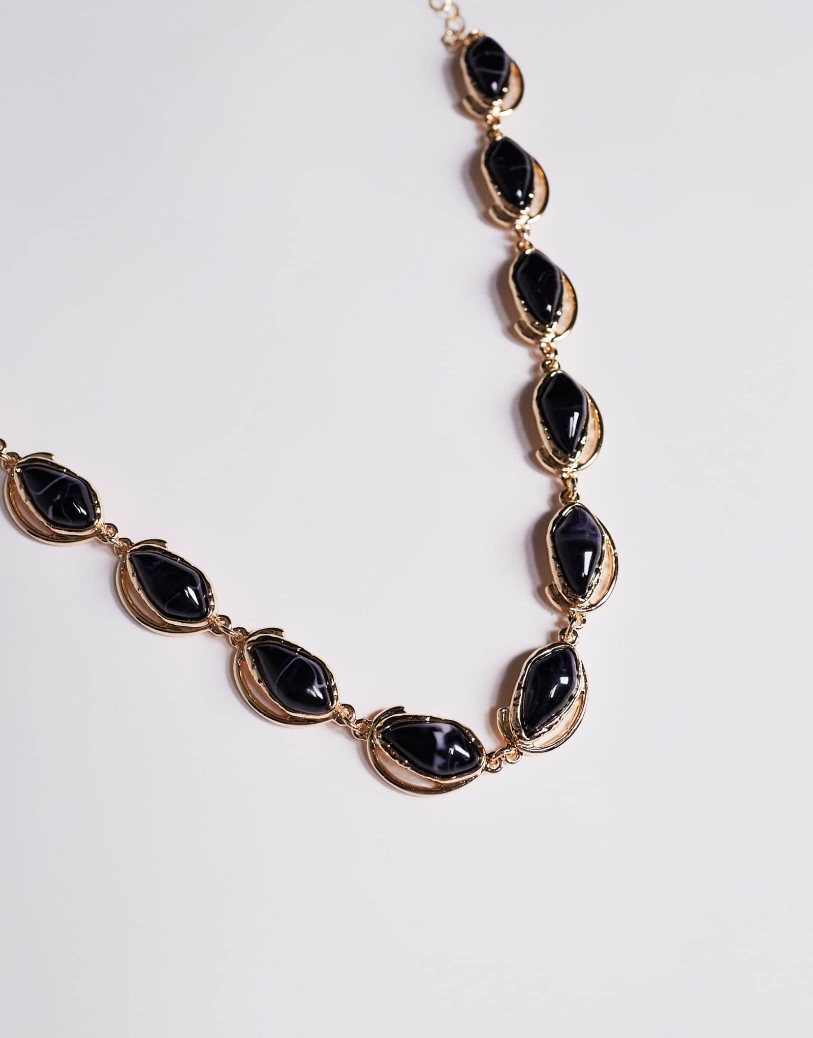 Короткое колье ASOS DESIGN с искусственным полудрагоценным камнем в золотой оправе