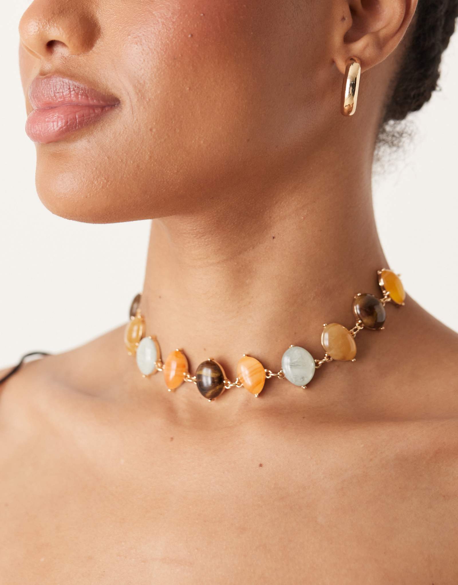 Короткое колье ASOS DESIGN с вставками из искусственных камней золотого оттенка