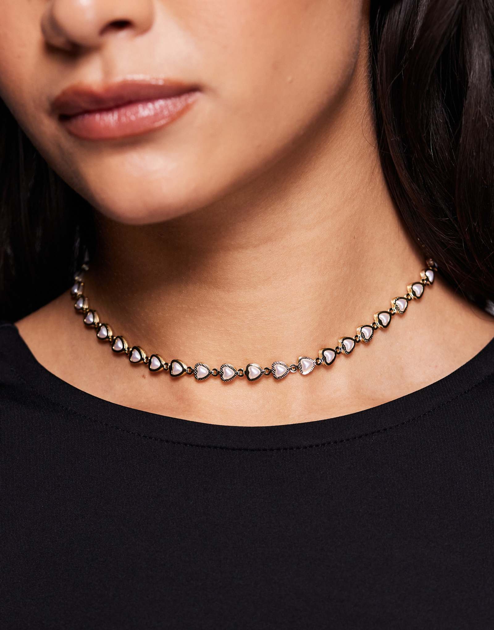 Короткое колье ASOS DESIGN с мини-сердечками и искусственным жемчугом золотистого оттенка