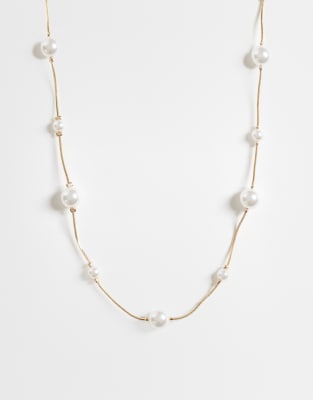 Asos Design Short Necklace With Mixed Sized Faux Pearl In Gold