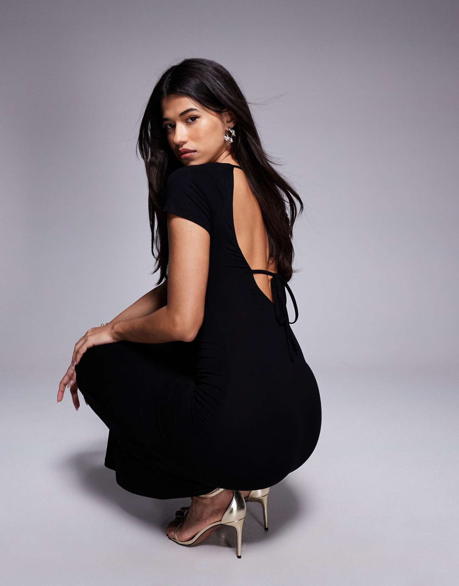 ДИЗАЙНЕРСКОЕ макси-платье ASOS с коротким рукавом и открытой спиной черного цвета