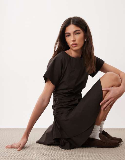 ASOS DESIGN - Robe courte à manches courtes avec détails froncés et noués à la taille - Marron