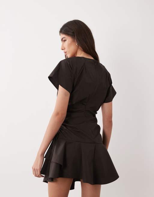 ASOS DESIGN - Robe courte à manches courtes avec détails froncés et noués à la taille - Marron