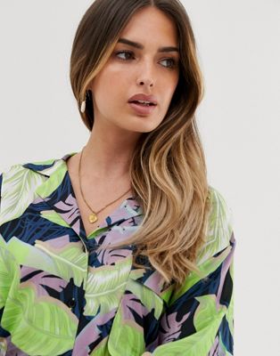 women's how to wear an oversized hawaiian shirt