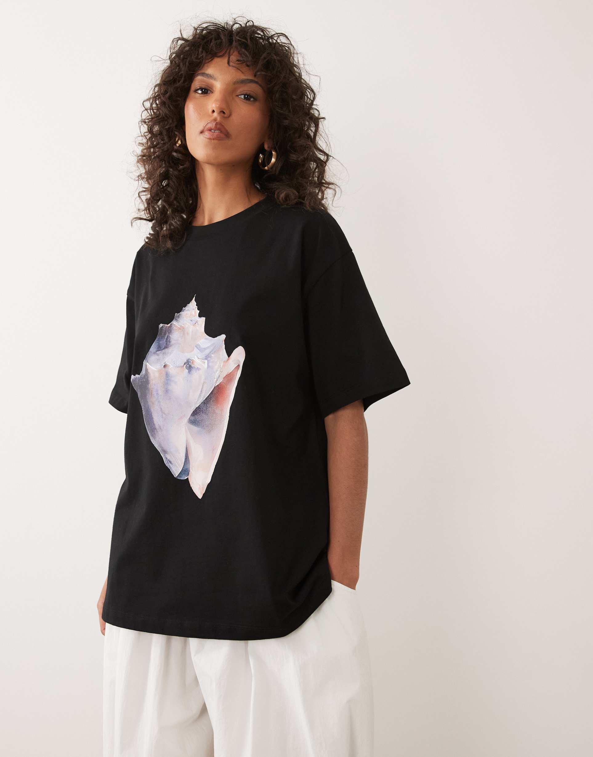 asos design short sleeve oversized top in black with shell print