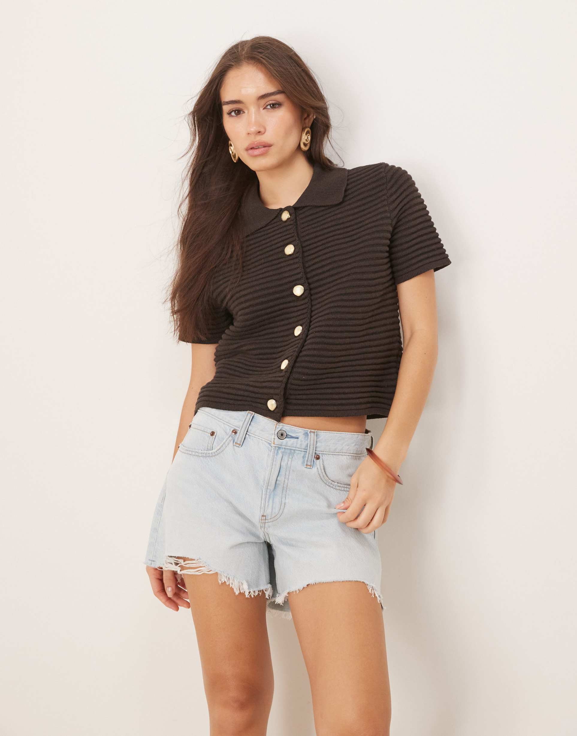 asos design short sleeve stitch cardigan with shell buttons in chocolate
