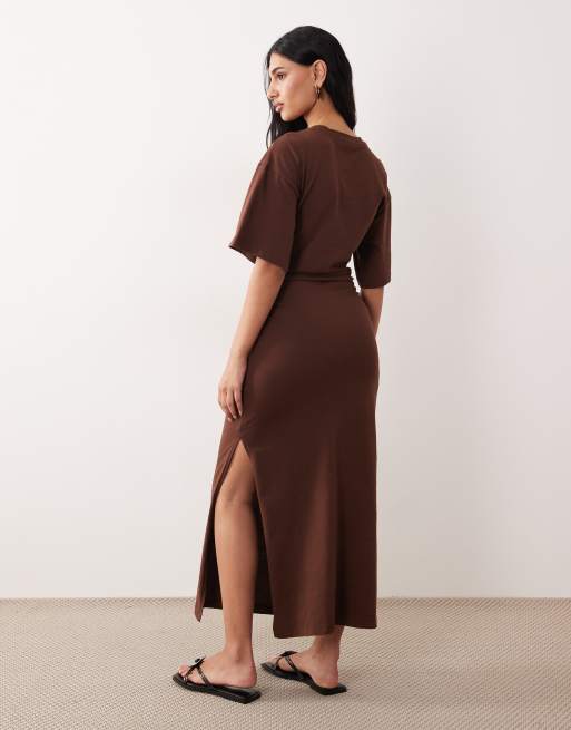 ASOS DESIGN short sleeve v neck midaxi ruched t shirt dress with split in brown, 4 of 4