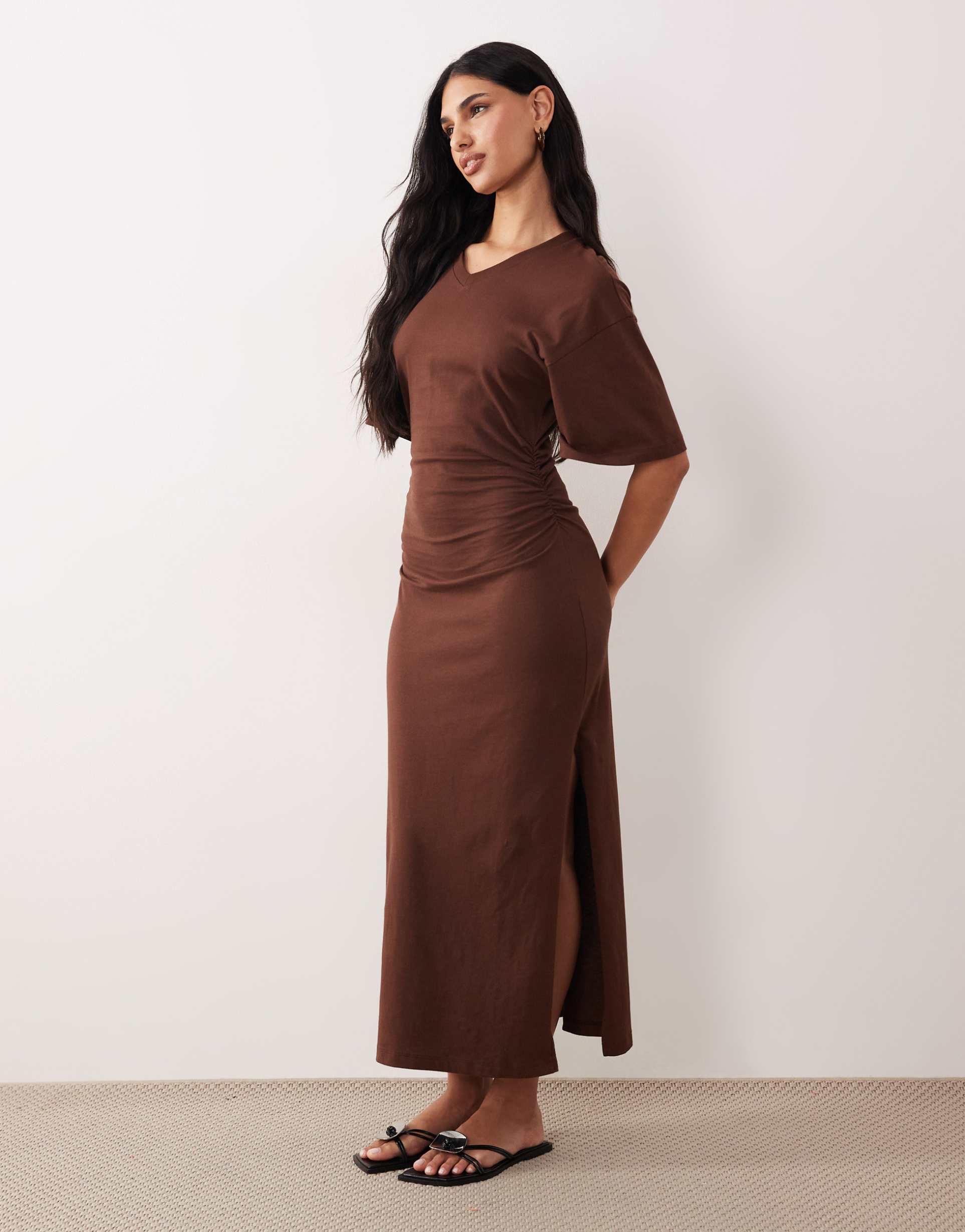asos design short sleeve v-neck ruched midaxi t-shirt dress with slit in brown