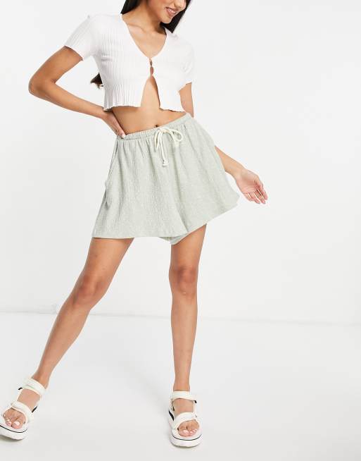 ASOS DESIGN - Short texturé virevoltant style casual avec cordon à nouer - Vert sauge