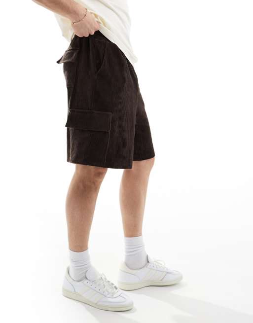 ASOS DESIGN - Short van geribbeld velours met cargozakken in bruin