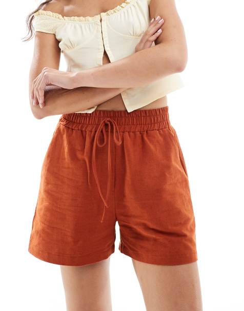 ASOS DESIGN - Short van linnen met gestrikte elastische taille in terracotta - view 1