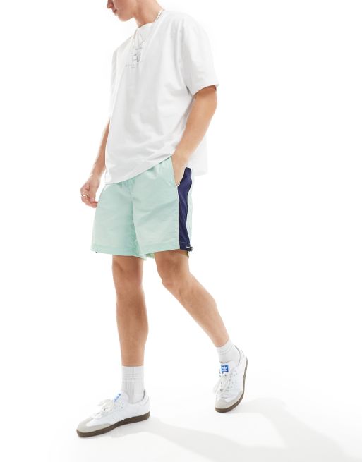 ASOS DESIGN - Short van nylon met inzetstukken aan de zijkant in mintgroen en marineblauw