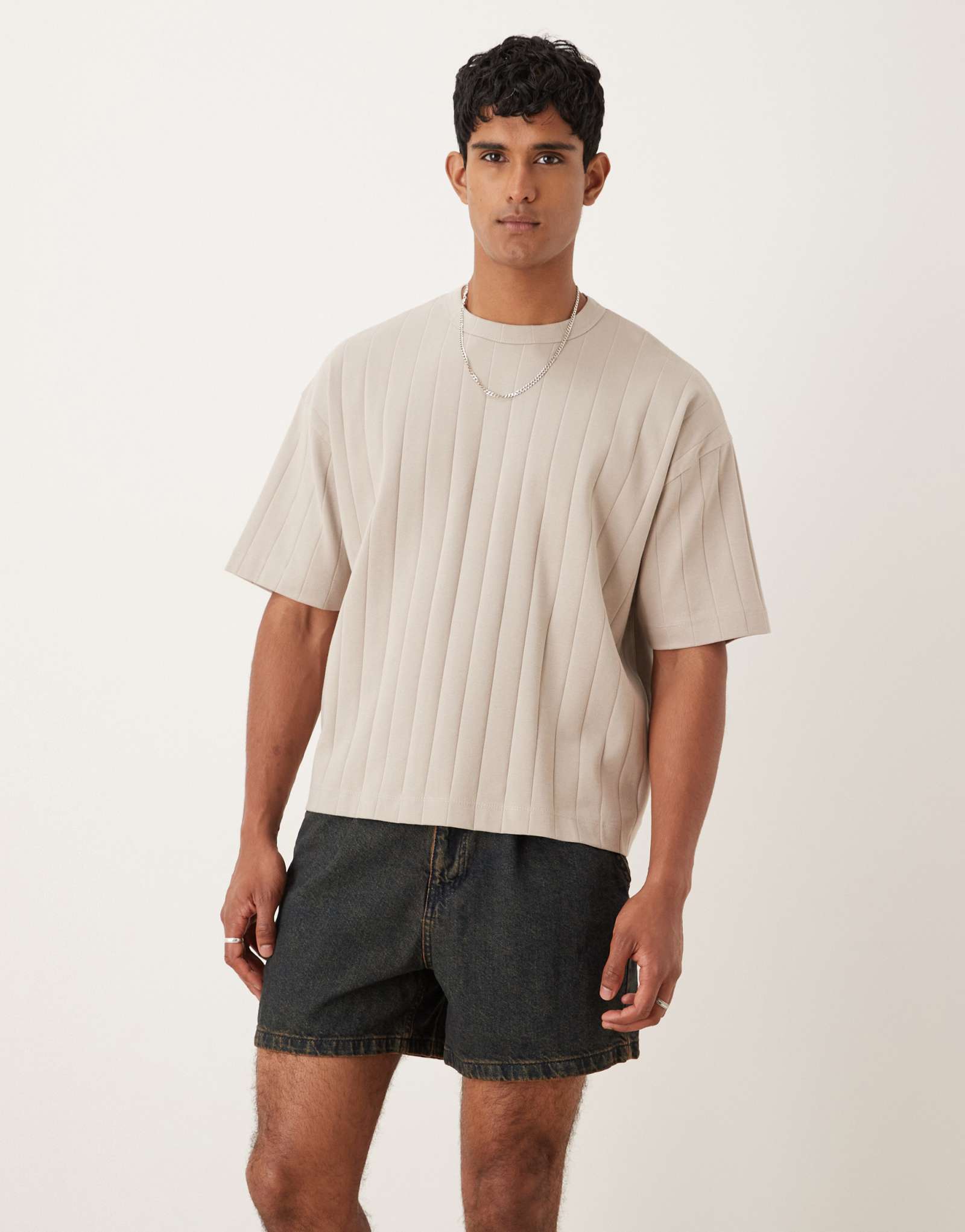 Короткие джинсовые шорты ASOS DESIGN укороченной длины со складками темно синего цвета