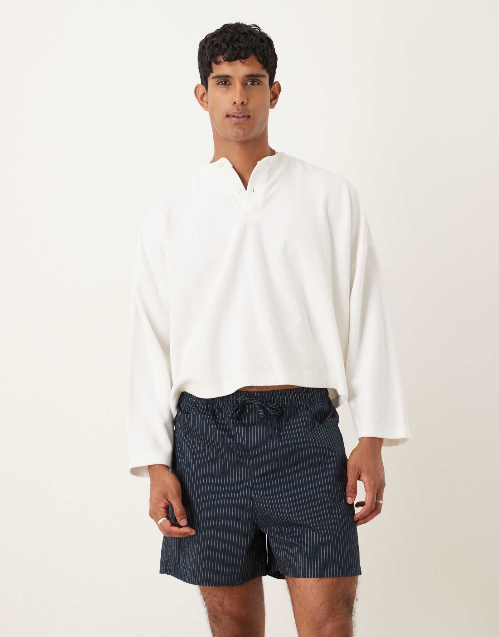 ДИЗАЙНЕРСКИЕ шорты ASOS укороченной длины в темносинюю полоску