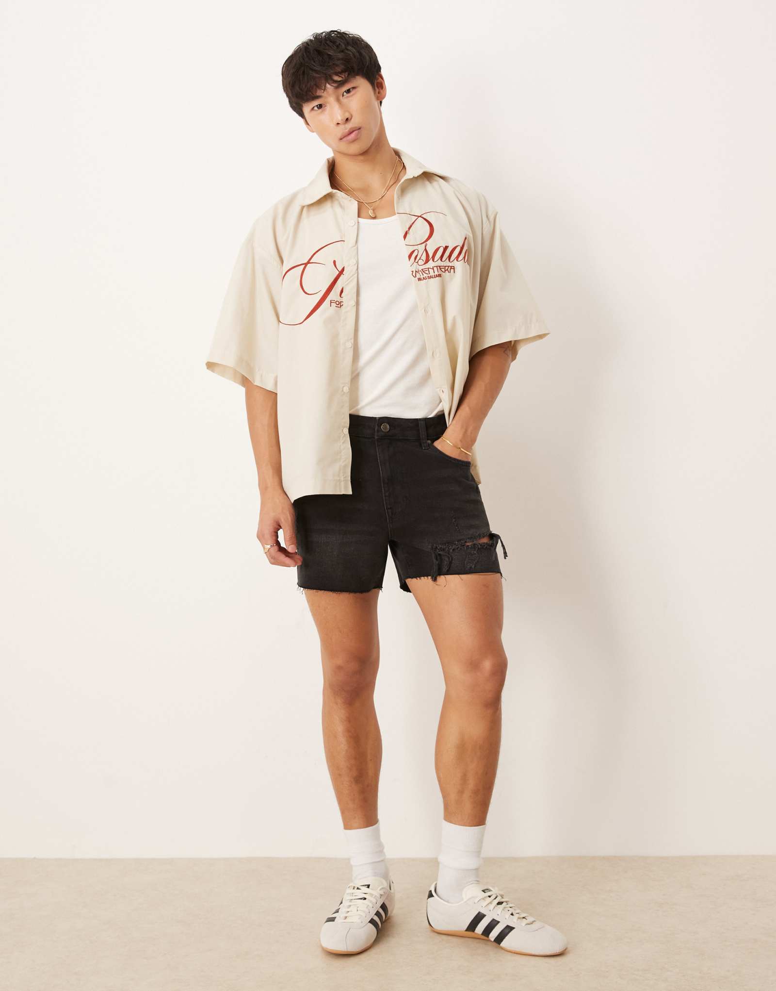 Джинсовые шорты прямого кроя укороченной длины от ASOS DESIGN с разрезами черного цвета, постиранные