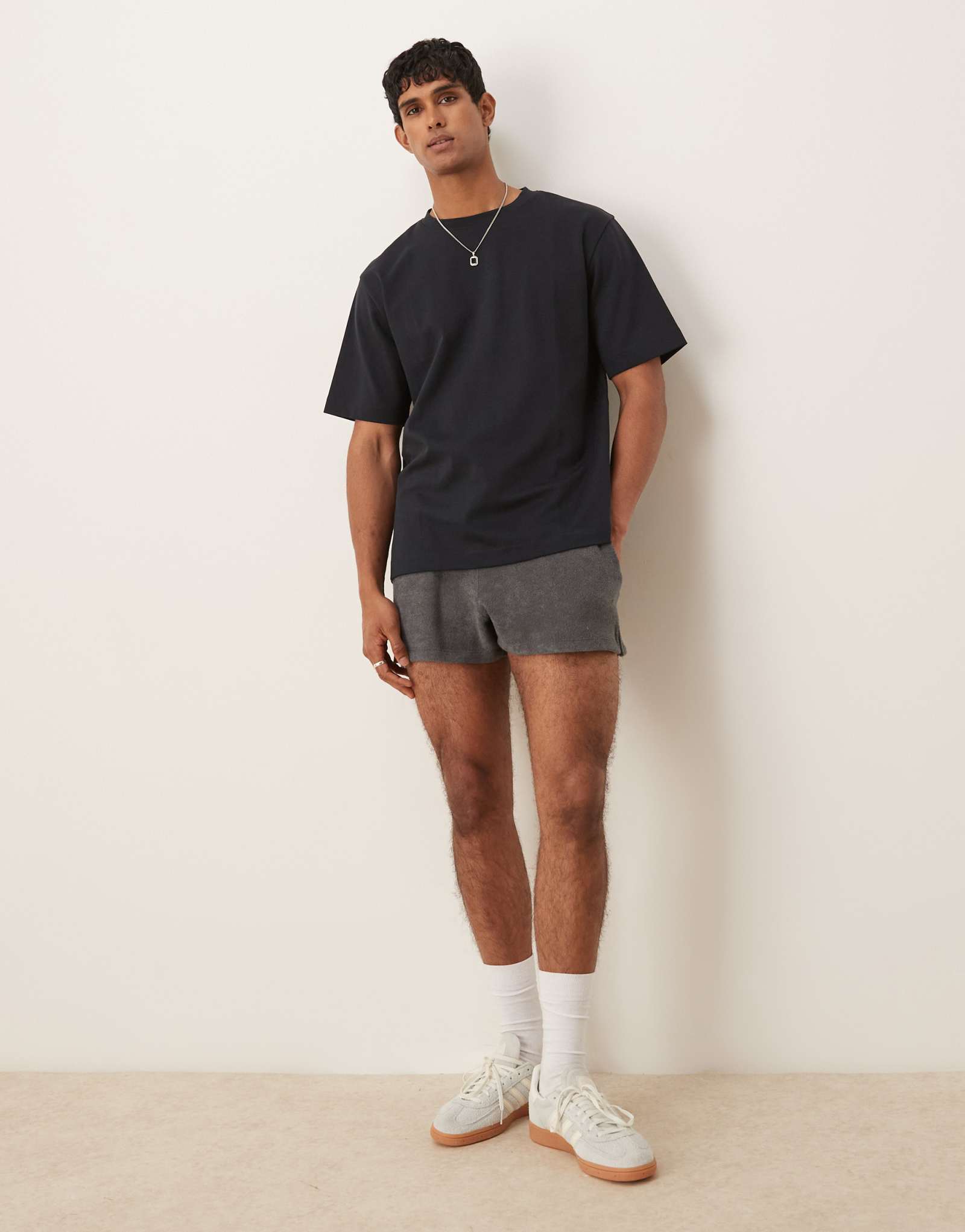 ДИЗАЙНЕРСКИЕ махровые шорты ASOS укороченной длины цвета древесного угля