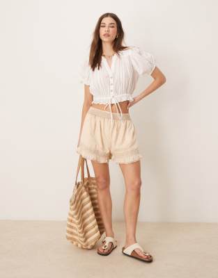 ASOS DESIGN - Shorts aus Dobby-Stoff in antiker Waschung mit Spitzendetail-Neutral
