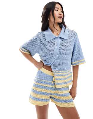 ASOS DESIGN - Shorts aus Häkelstrick in Blau und Gelb gestreift, Kombiteil-Bunt