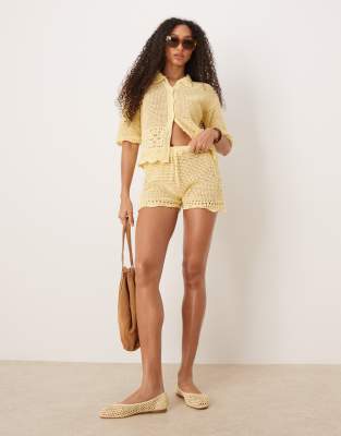 ASOS DESIGN - Shorts aus Häkelstrick in Buttermilchgelb