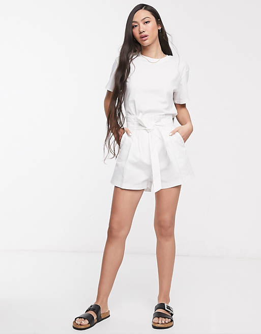 ASOS DESIGN – Shorts aus Leinen mit Paperbag-Taille und Gürtel