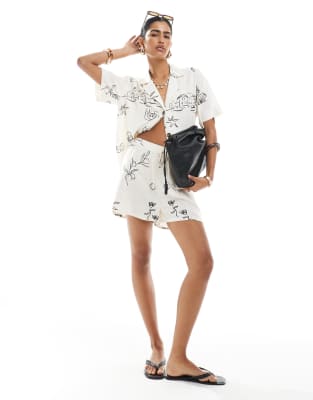 ASOS DESIGN - Shorts aus Leinenmix mit Print in skizzierter Optik, Kombiteil-Bunt