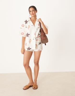 ASOS DESIGN - Shorts aus Leinenmix mit Urlaubsprint-Bunt