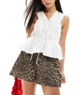 ASOS DESIGN - Shorts aus Popeline mit Leopardenmuster-Braun
