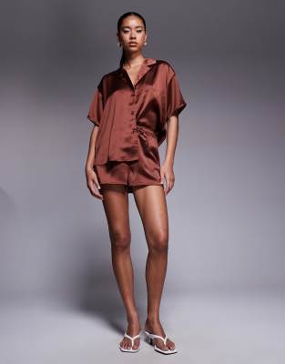 ASOS DESIGN - Shorts aus Satin in Braun, Kombiteil