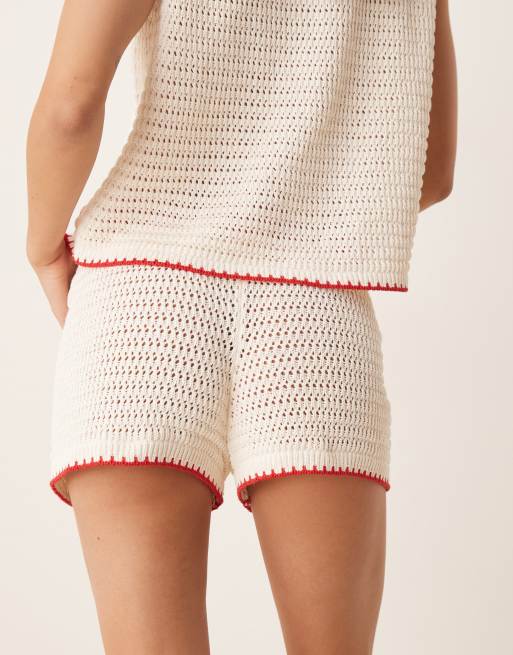 ASOS DESIGN – Shorts aus Strickstoff in Ecru mit aufgestickten Blumen, Kombiteil, 3 von 5