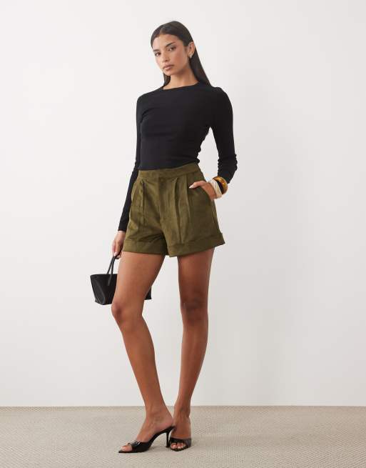ASOS DESIGN shorts coordinati in finto camoscio con piega centrale color kaki